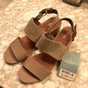 Brand new w/tag Toms Poppy Leather Heeled Sandal in Taupe
